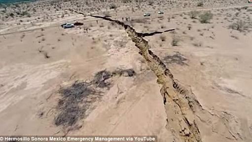 地球にヒビ？　現地メキシコでは大騒ぎ、突如地面を引き裂いた巨大な亀裂。｜カラパイア