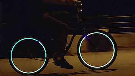 夜道で自転車が目立つようにタイヤが発光する「Nori Lights」