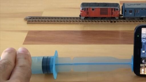 見て! この粘るカメラの動き→100均グッズひとつでミニチュアの動画がこんな立体感で撮影できる「これは覚えておきたい」