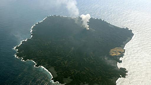 元の西之島、大部分埋まる　噴火、新島確認から１年：朝日新聞デジタル