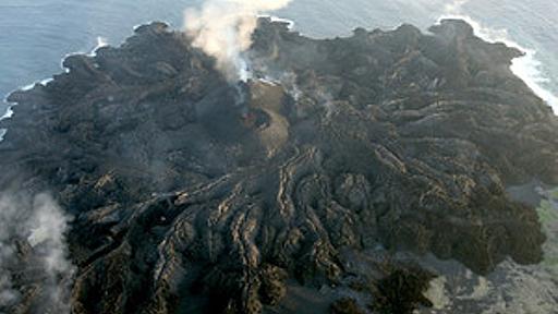 小笠原の新島、二つの火口から噴煙　「島の拡大は続く」：朝日新聞デジタル