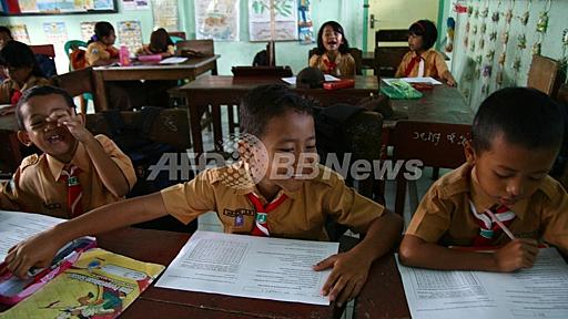 「ポルノ的記述」で教科書回収、インドネシアの小学校