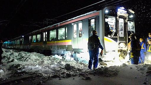 大雪で立ち往生したJR。なぜ乗客を降ろすことができなかったのか？