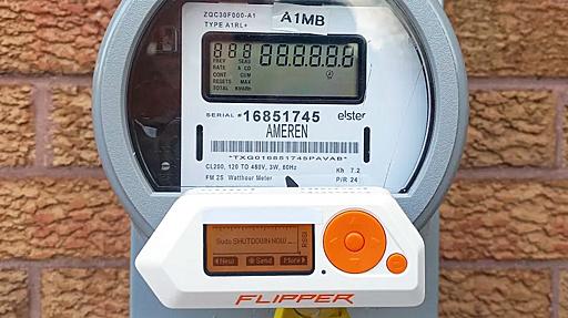 高性能すぎてAmazon出品停止された何でも無線操作デバイス「Flipper Zero」で電力メーターを破壊する衝撃ムービー