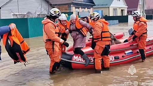 ロシア南部でダム決壊、数千人避難 被害拡大を警告