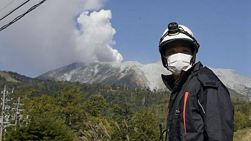 Japan volcano: Bid to reach hikers on Mount Ontake