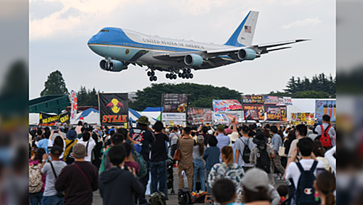 横田基地友好祭クライマックスに大衆がいる中でエアフォースワンが着陸してアメリカ大統領降臨