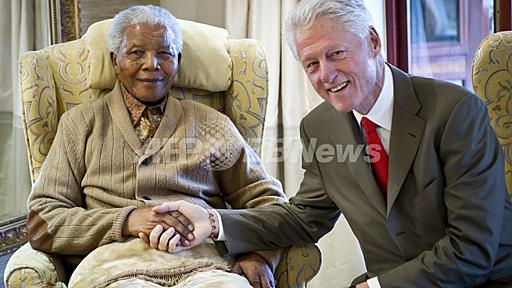 マンデラ氏94歳誕生日、クリントン元米大統領もお祝い