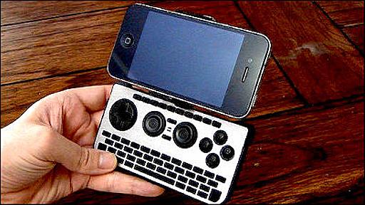 スマホにゲームパッドをつけるだけでなくキーボードとしても使えるようにした「iControlPad 2」