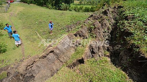 フィリピン地震、長さ5キロ以上の岩壁が出現