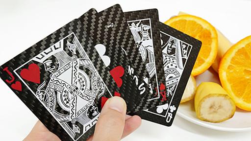 オレンジを真っ二つにできる漆黒のカーボンファイバー製トランプ「Carbon Fiber Playing Cards」