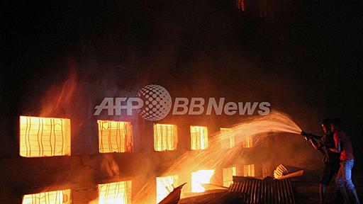 バングラデシュの衣料品工場で火災、121人が死亡