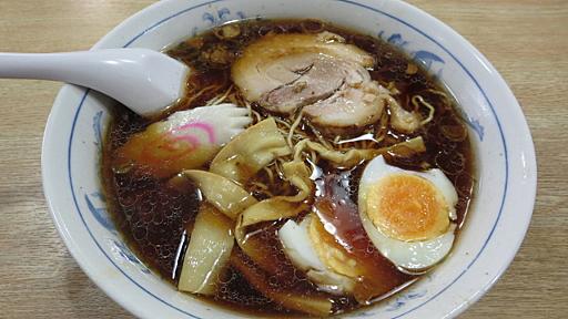 湘南の老舗日本そば屋で9割のお客が注文するラーメンはワンダーな味がした。【フミコフミオの夫婦前菜第26回・無職編】 - ぐるなび みんなのごはん