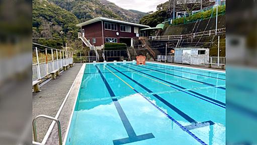 廃校になった小学校を改装、プールをまるまる温泉にした旅館がとてもいい！ノスタルジックだし、温泉で泳ぎまくれるのが楽しい