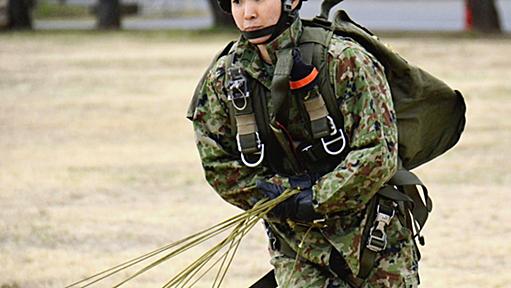 女性初の空挺団員誕生　陸自精鋭、習志野で修了式 - 日本経済新聞