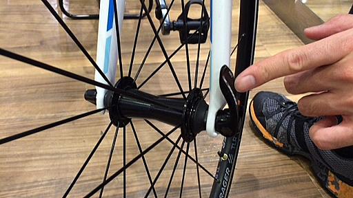 TREKストアの店員に教わったロードバイクの車輪の超簡単な外しかた | タカログ