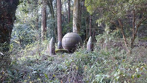 神社で見つけた謎の物体が謎すぎて妄想がはかどる→その正体が判明、結構全国各地にあるらしい「絶対なにか封印されてる…」