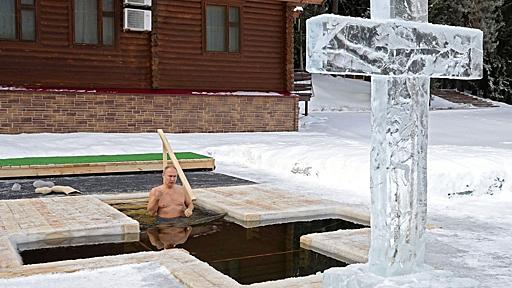 プーチン氏、上半身裸で冷たい水に漬かる ロシア正教の神現祭