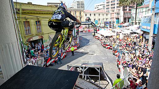 【自転車】街中ダウンヒル『Valparaiso Cerro Abajo』の車載動画が怖くて面白い