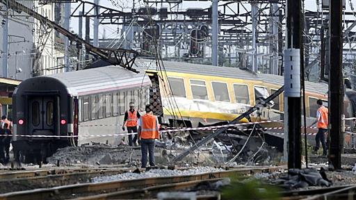 パリ近郊で列車脱線、少なくとも6人死亡 26人重軽傷