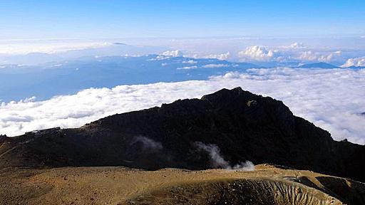 御嶽山、噴火４時間半前の火口の様子　登山者が撮影：朝日新聞デジタル