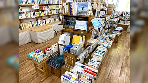 選書型の小規模な書店で「大型書店にはない本がある」と言う人がいるのは狭いゆえに「目につく」から、という話