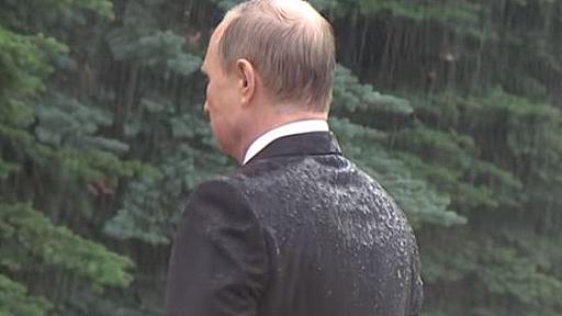 プーチン名言、いただきました。雨に打たれてずぶ濡れぬれになったプーチンに「なぜ傘をささないの？」その回答は？ : カラパイア