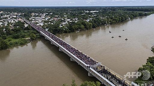 北上する移民集団、グアテマラの対メキシコ国境でストップ　写真14枚　国際ニュース：AFPBB News