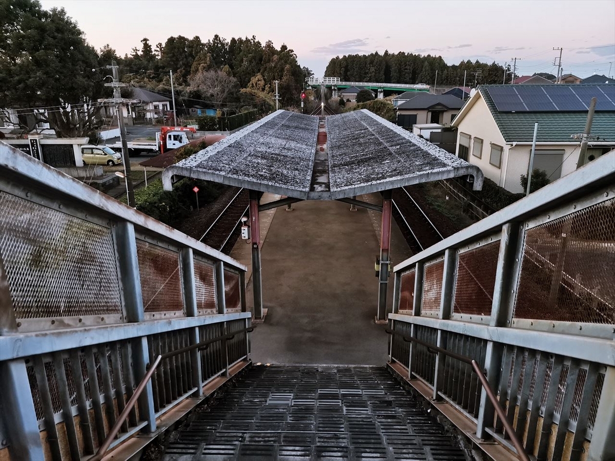 鹿島大野駅の高架通路の階段