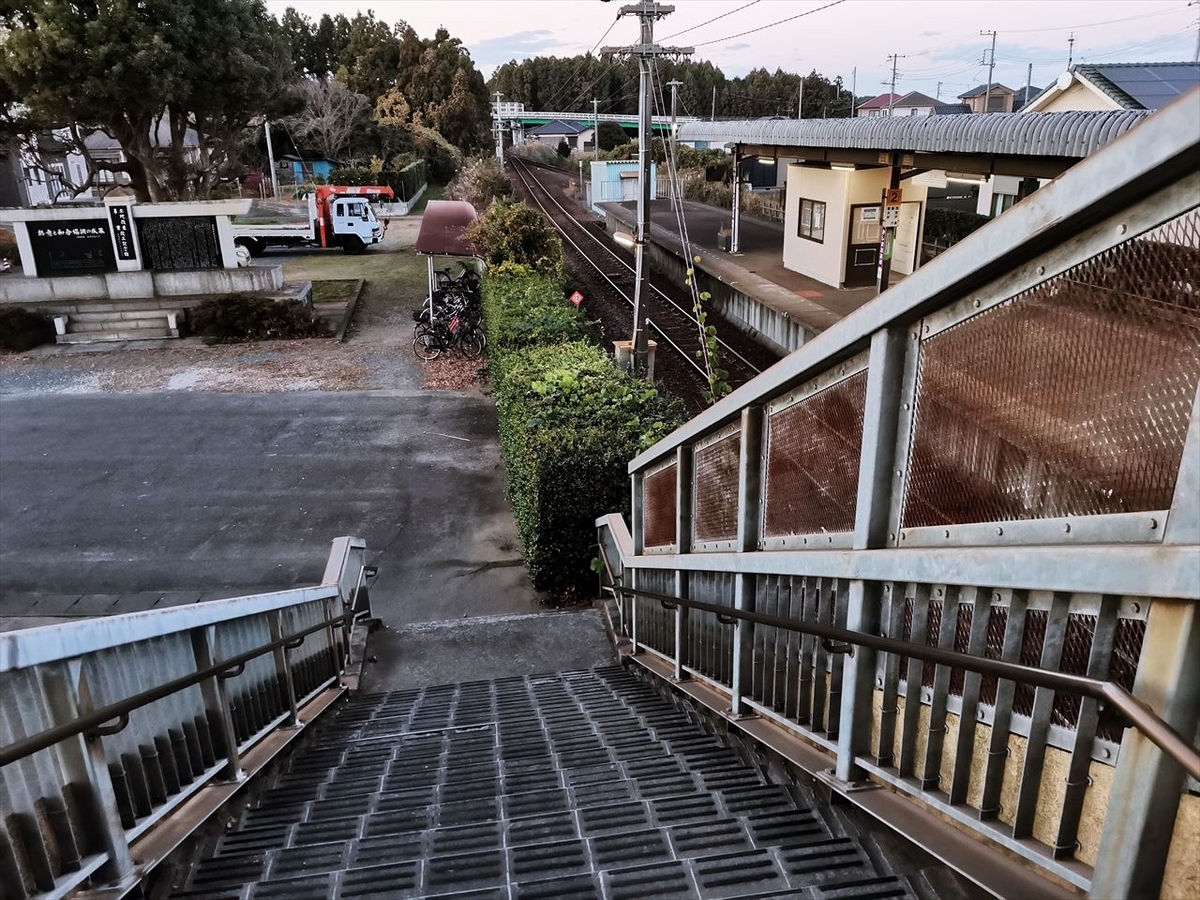 鹿島大野駅の階段とホーム