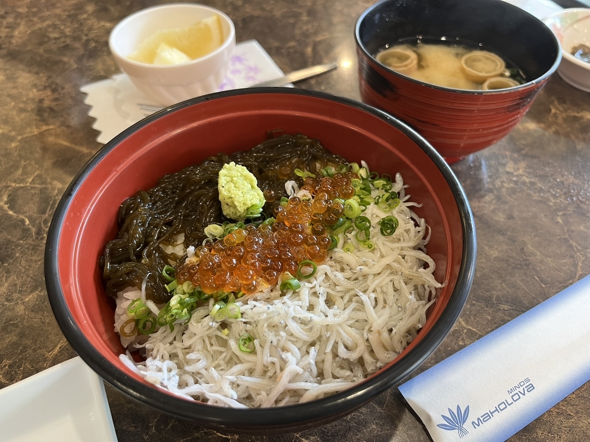 もずく・イクラ・シラスが乗った丼、みそ汁、カットオレンジ