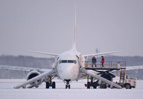 右エンジンに不具合があり、乗客がシューターで脱出したＪＡＬの旅客機＝新千歳空港で２０１６年２月２３日午後、手塚耕一郎撮影