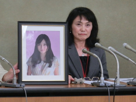 高橋まつりさんの遺影とともに記者会見する母幸美さん＝厚生労働省で２０１６年１０月７日午後２時４８分、早川健人撮影