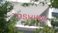 東芝本社の看板＝２０１５年７月２９日、内藤絵美撮影