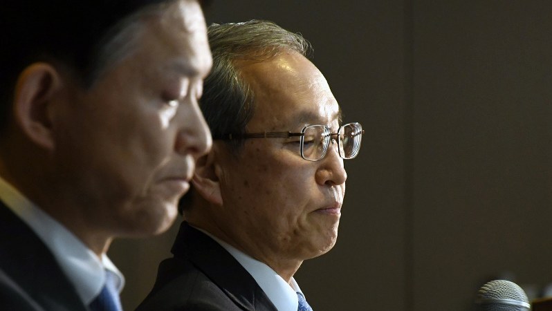 厳しい表情で記者会見に臨む東芝の綱川智社長。手前は成毛康雄副社長＝２０１７年１月２７日、根岸基弘撮影