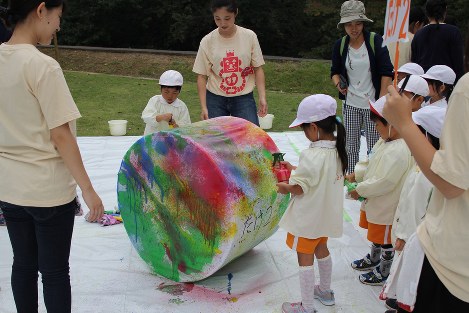 「がらがら太鼓さん」に自由に彩色する園児たち