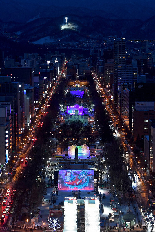 ライトアップされた「第70回さっぽろ雪まつり」の雪像や氷像＝札幌市中央区で2019年2月3日午後5時11分、竹内幹撮影