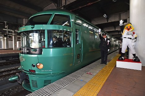 森勝之・博多駅長や福岡ソフトバンクホークスの球団マスコット・ハリーホークの出発合図とともに発車する「ゆふいんの森」＝福岡市博多区のＪＲ博多駅で２０１９年３月１６日午前９時２６分、矢頭智剛撮影