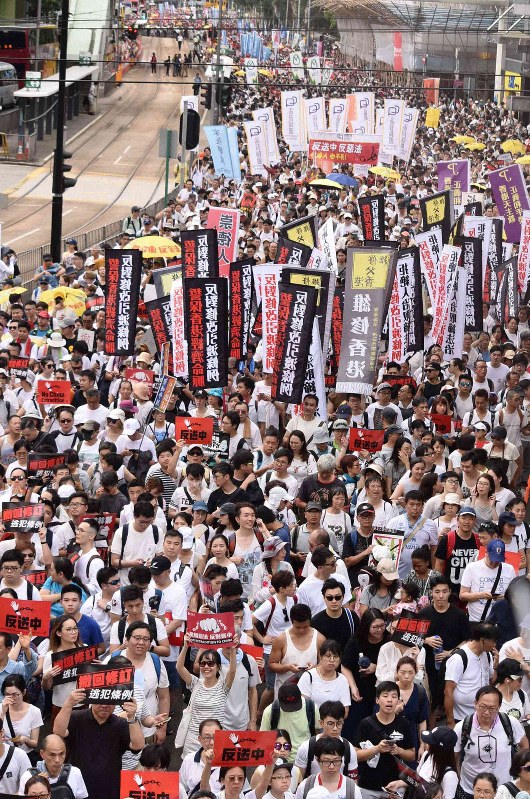 路上を埋め尽くしたデモ隊＝香港中心部で2019年6月9日午後3時34分、福岡静哉撮影