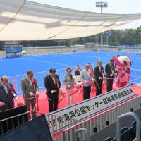 2020年東京五輪で使用される「大井ふ頭中央海浜公園ホッケー競技場」が完成しテープカットする関係者＝東京都品川区で2019年8月17日午前10時35分、手塚耕一郎撮影