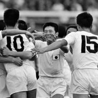 1964年東京五輪の初戦で強豪アルゼンチンに逆転勝ちし、抱き合って喜ぶ日本代表の選手＝東京・世田谷区の駒沢陸上競技場で1964年10月14日撮影