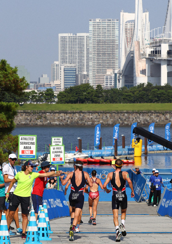 水質悪化のためスイムが行えず、デュアスロンに変更となった大会。奥がスイム会場＝東京都港区で2019年8月17日、佐々木順一撮影