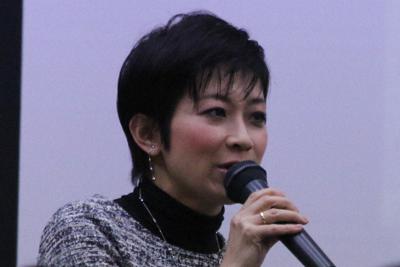 講演する望月衣塑子記者＝松江市御手船場町の労働会館で2020年1月18日午後1時37分、榊原愛実撮影