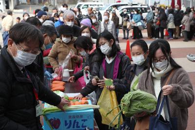 使えなくなった給食の食材を買い求める人たち＝愛知県一宮市で２０２０年３月２日兵藤公治撮影