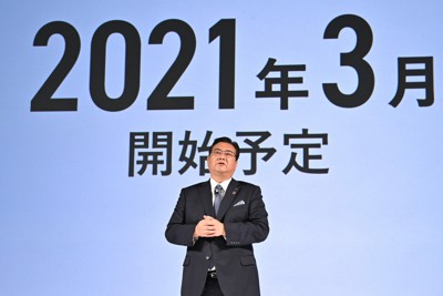 新料金プランについて発表するNTTドコモの井伊基之社長＝2020年12月3日、宮間俊樹撮影