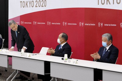 東京オリンピック・パラリンピック組織委の評議員会と理事会の合同懇談会で辞任表明のあいさつを終え、拍手を受ける森喜朗会長（左）＝東京都中央区で2021年2月12日午後3時14分（代表撮影）