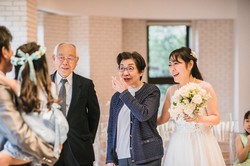 結婚10周年のセレモニーが、途中で金婚式に切り替わり……（フォトワ提供）