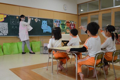 ひらがなの書き順を習う園児たち＝北九州市八幡西区の北九州朝鮮初級学校付属八幡幼稚班で2021年3月12日午前10時32分、宮城裕也撮影