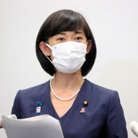 政府、東京都、大会組織委員会、国際オリンピック委員会（IOC）、国際パラリンピック委員会（IPC）による5者協議後、取材に応じる丸川珠代五輪担当相＝東京都中央区で2021年4月28日午後8時32分（代表撮影）