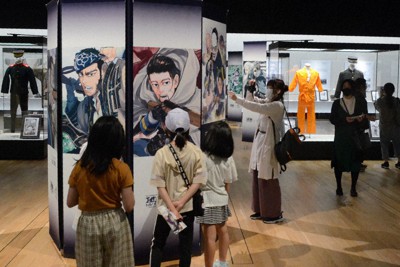 原画や作品に登場するアイヌ民具などが並ぶ特別展＝北海道白老町若草町2の国立アイヌ民族博物館で2021年7月3日午後2時28分、平山公崇撮影